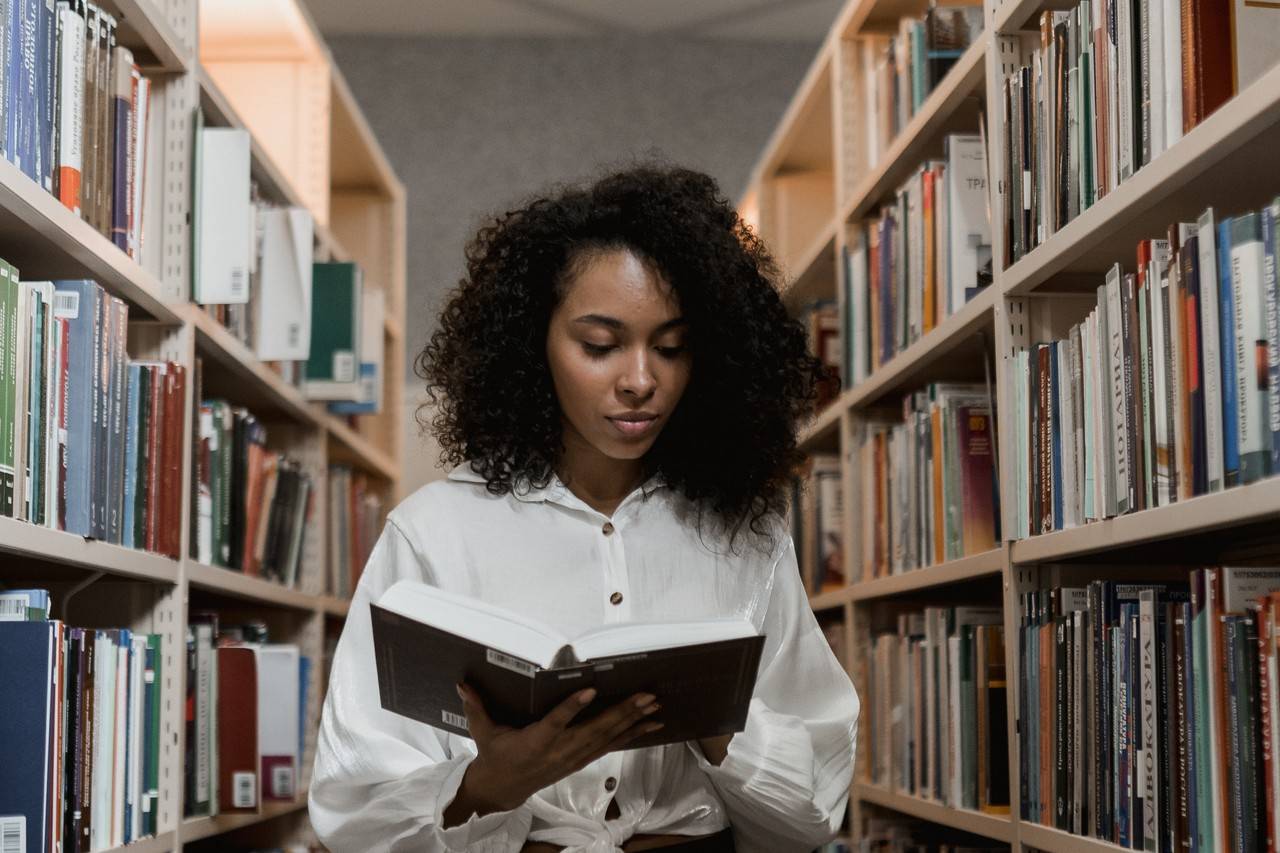 Biblioteca corporativa: quais as vantagens e como montar uma